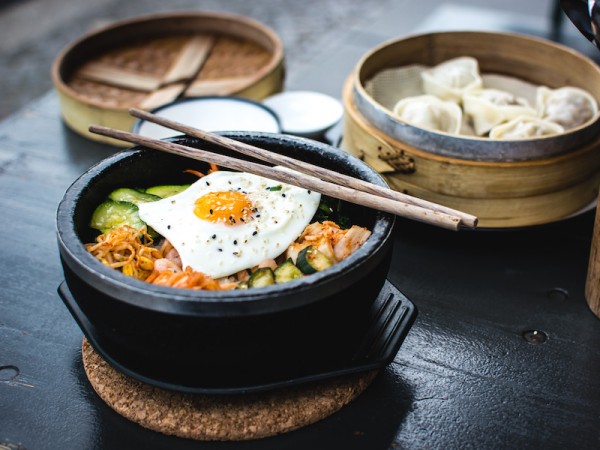 korean bibimbap with egg and vegitables